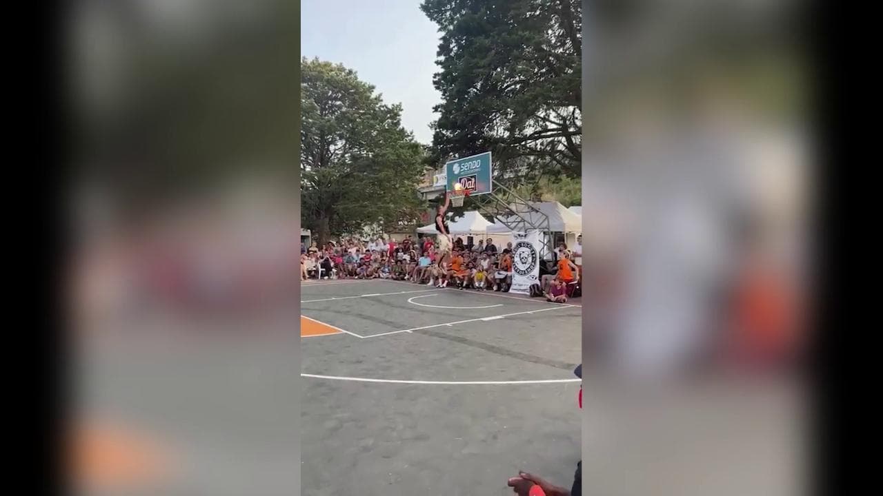 Basket, la schiacciata col pallone infuocato: cose mai viste sotto canestro