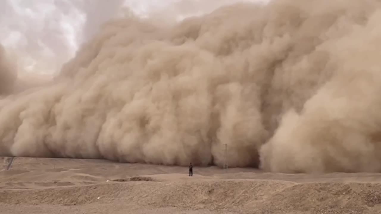 Cina, la gigantesca tempesta di sabbia insegue gli automobilisti
