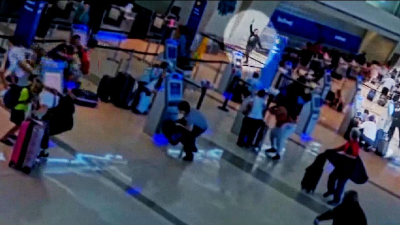 Dallas, donna spara in aeroporto e semina il panico: il momento dell'attacco