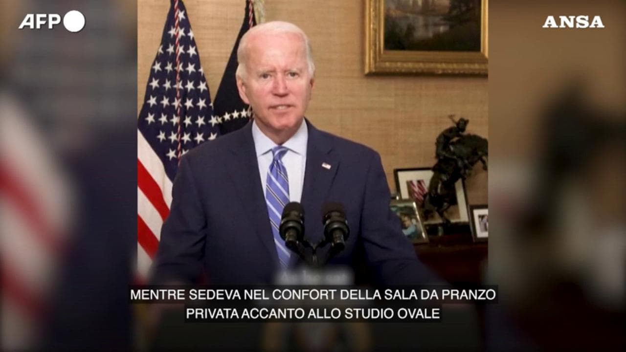 Biden commenta l'assalto a Capitol Hill: "Poliziotti eroi ma a Trump è mancato il coraggio" 