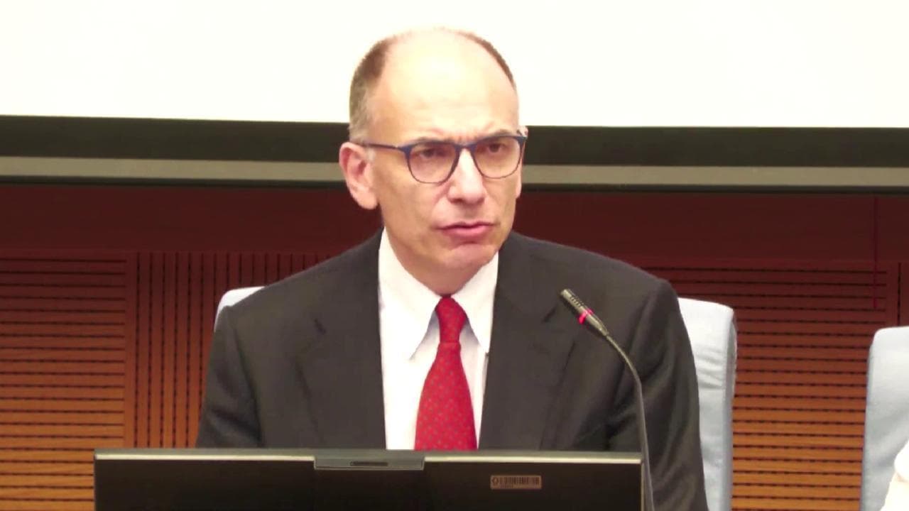 Elezioni, Letta: "Non andremo a rompere i co...ni alla gente sotto gli ombrelloni"