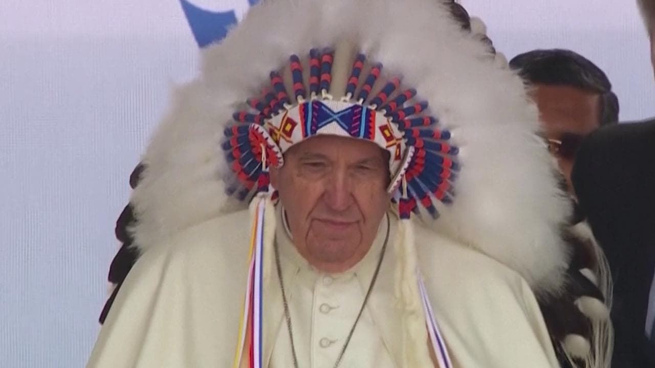 Canada, Papa Francesco indossa il copricapo tradizionale delle popolazioni indigene