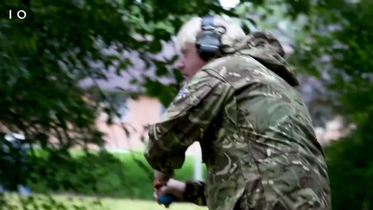Boris Johnson si addestra con le truppe ucraine: il lancio della granata
