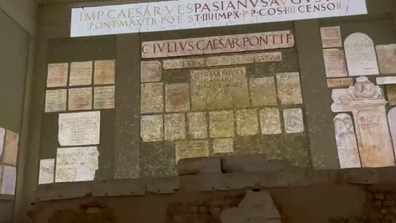 "Le api di Virgilio", la grande installazione di Emilio Isgrò nella sala del Capitolium a Brescia