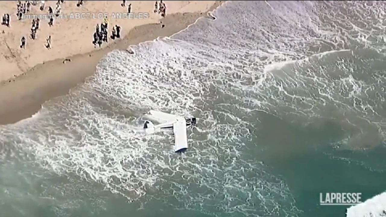 Aereo da turismo si schianta davanti alla spiaggia: il pilota soccorso dai bagnanti