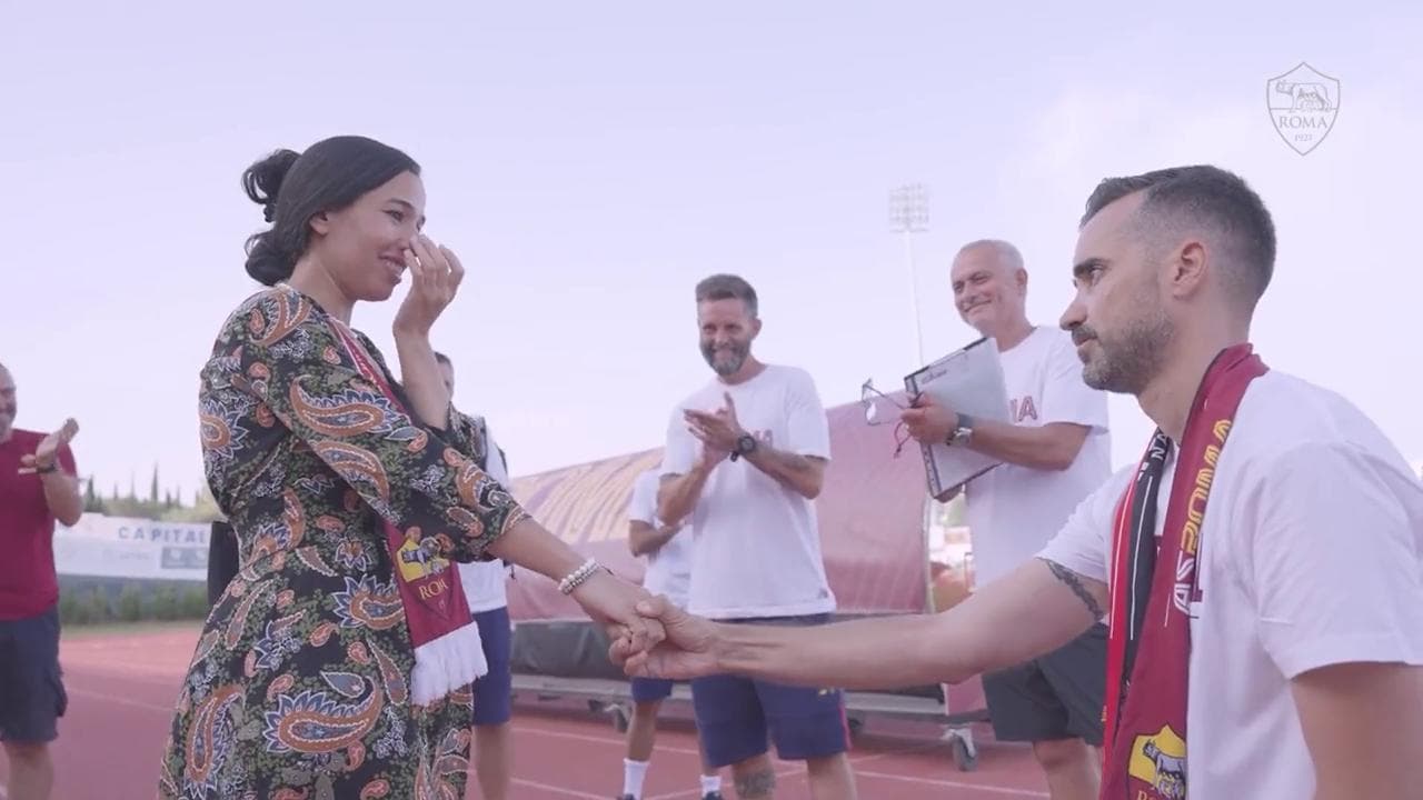 Roma, un tifoso fa la proposta di matrimonio alla futura moglie di fronte a Mourinho