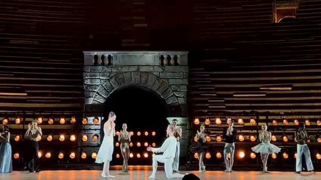 Verona, sul palco dell'Arena la proposta di matrimonio più romantica di sempre: il 'regista' è Roberto Bolle