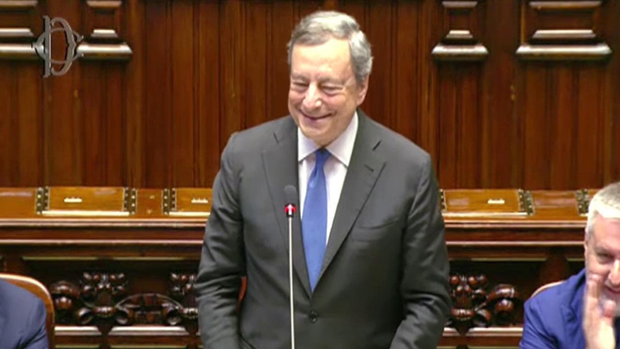 Standing ovation per Draghi alla Camera: "Vedete che anche il cuore dei banchieri viene usato"