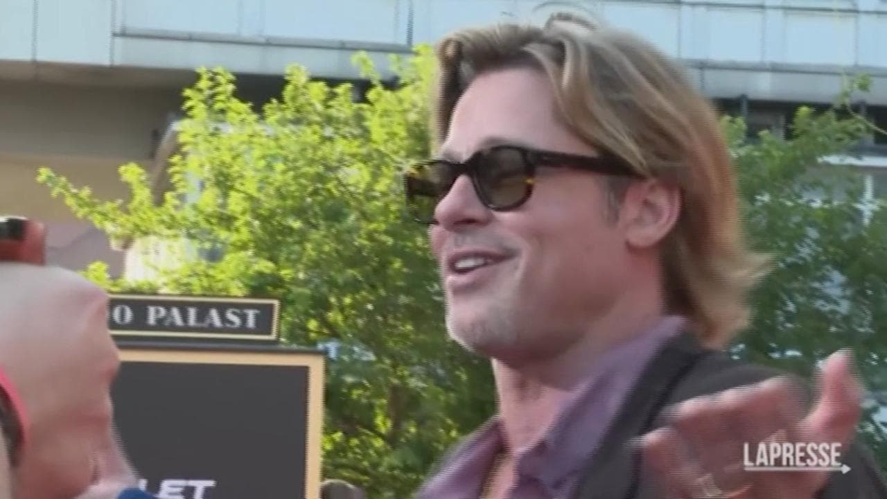 Brad Pitt mette la gonna alla prima del suo film: "Così sento il fresco"