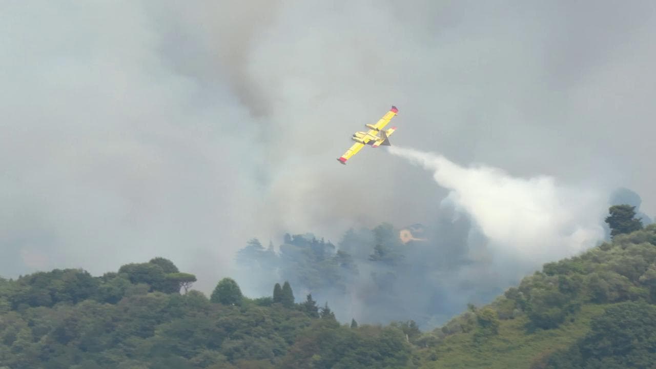 Incendi in Italia, prosegue rogo in Versilia: colpite le frazioni di Massarosa