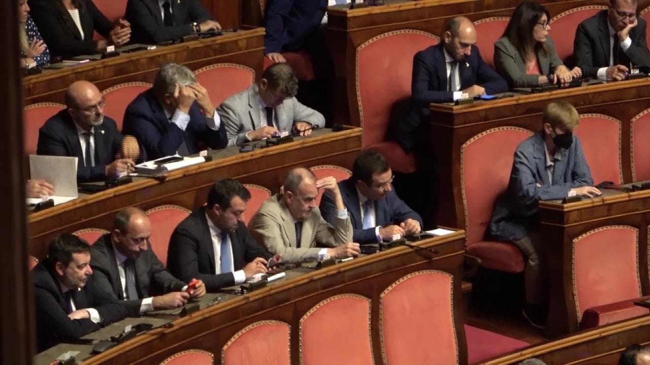 Draghi termina il discorso: pochi gli applausi dalla Lega in Senato
