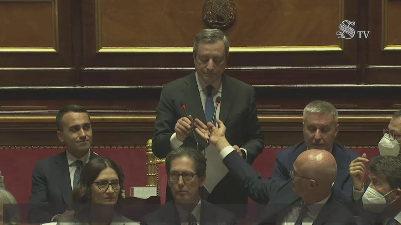 Crisi governo, problema al microfono per Draghi al Senato: "Qualcosa non funziona"