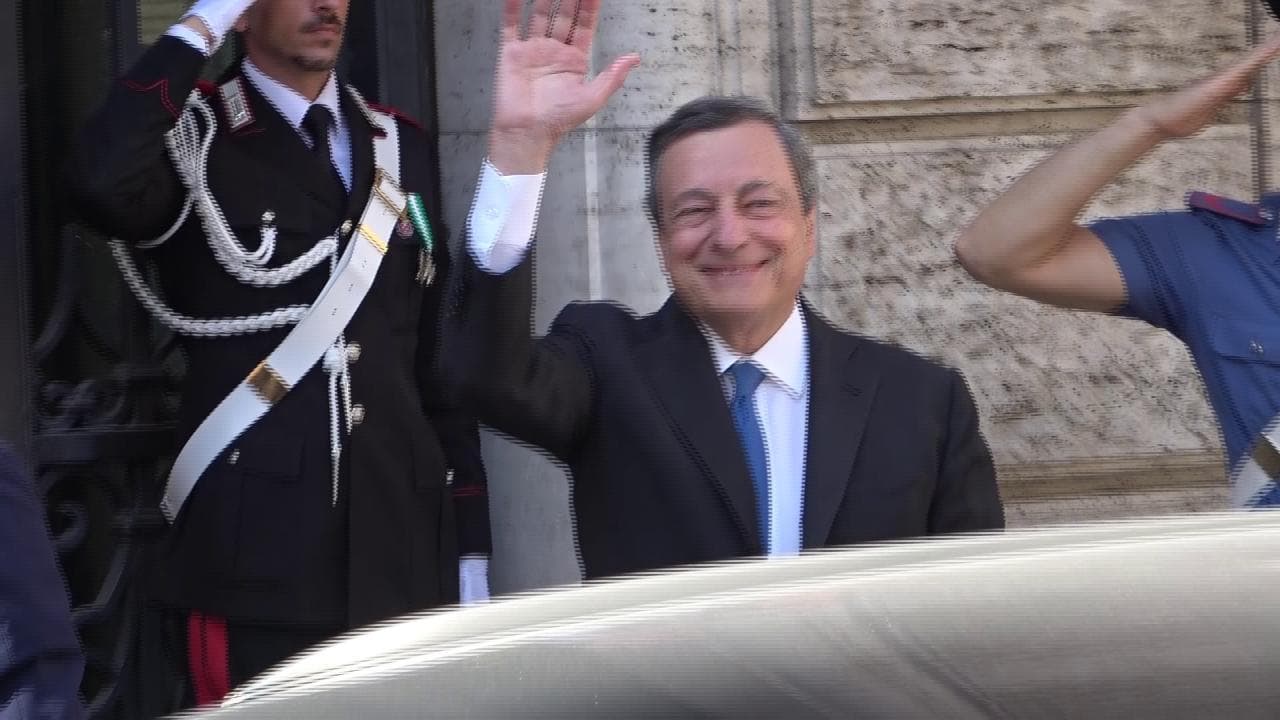 Governo, l'arrivo di Draghi in Senato: sorrisi e saluti ai cronisti