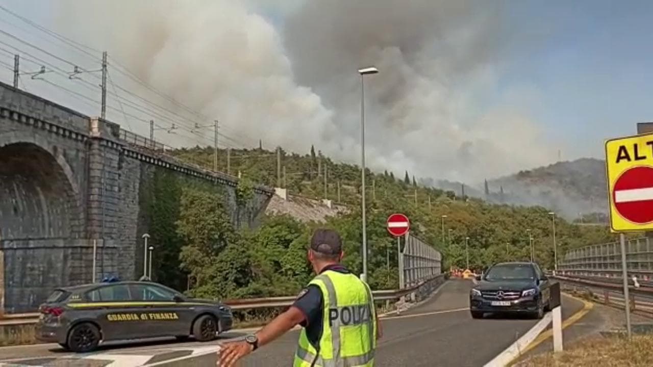 Incendio nel Carso triestino, polizia e canadair in azione per domare le fiamme