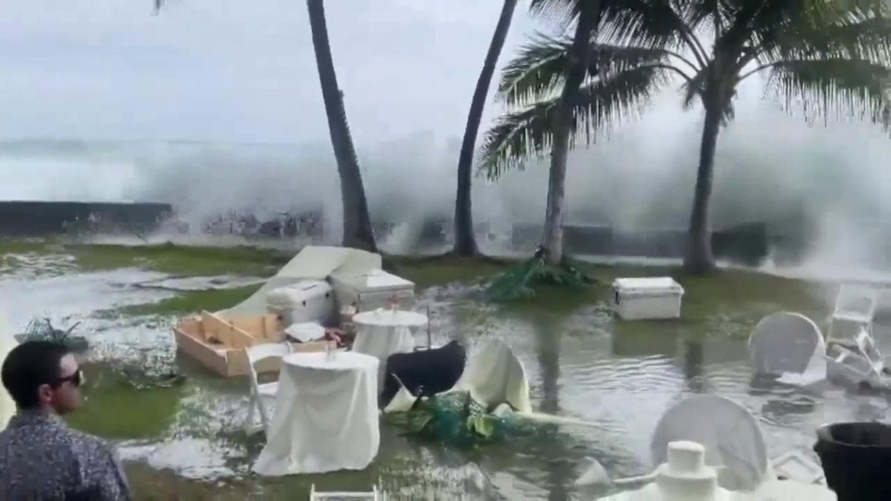 Hawaii, sposa bagnata..ma da una grande onda: il matrimonio spazzato via dal maremoto