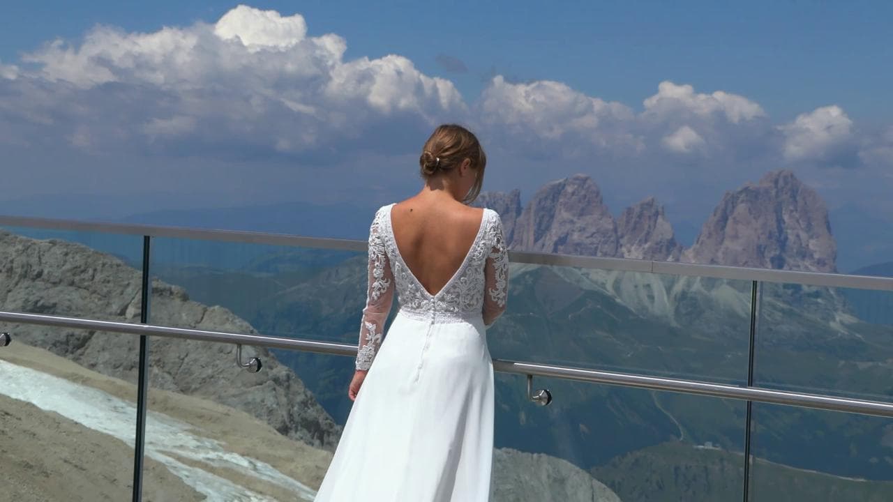 Turisti tornano sulla Marmolada, riaperta la funivia fino in cima. E c'è anche chi si sposa
