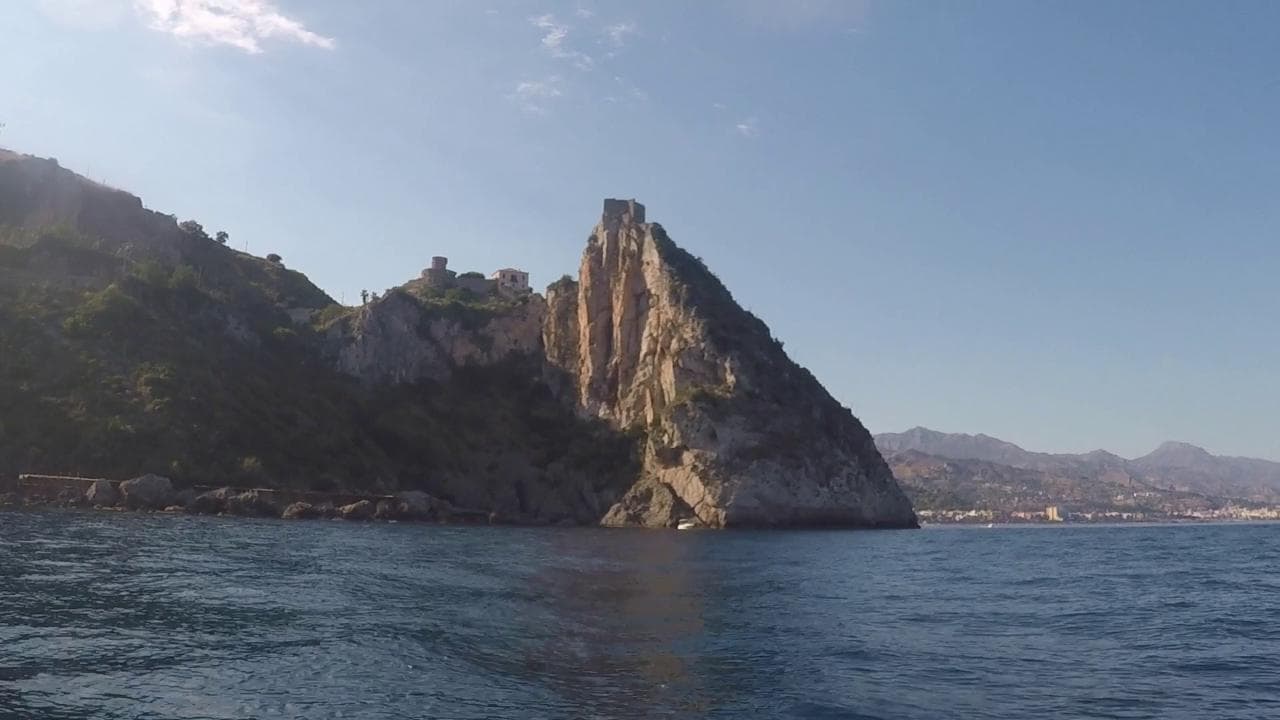 Sharon Stone si innamora di Sant'Alessio Siculo, l'invito del paese: "Diventa la nostra regina del castello"