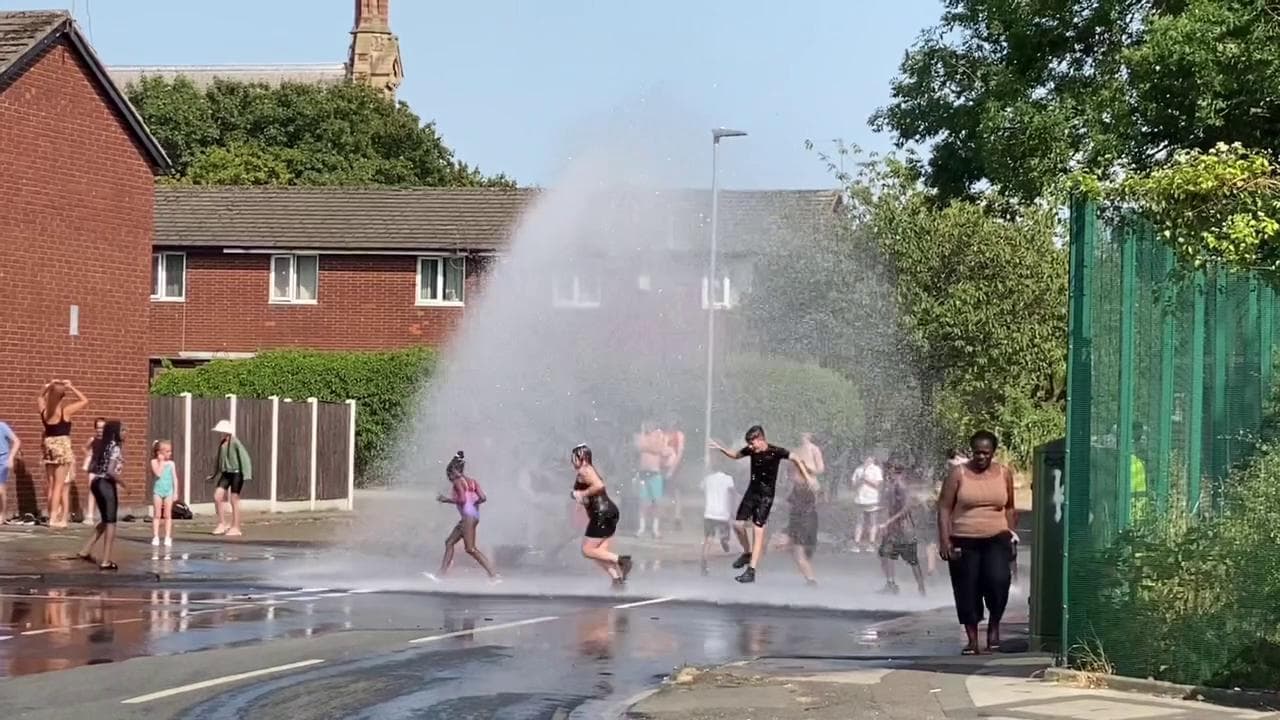 Acquapark improvvisato grazie a un idrante rotto: così ci si rinfresca nella periferia di Manchester