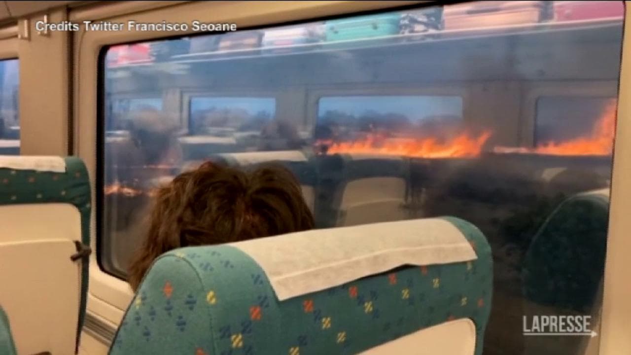 Spagna, fiamme vicine al treno: le immagini degli incendi riprese dai passeggeri a bordo