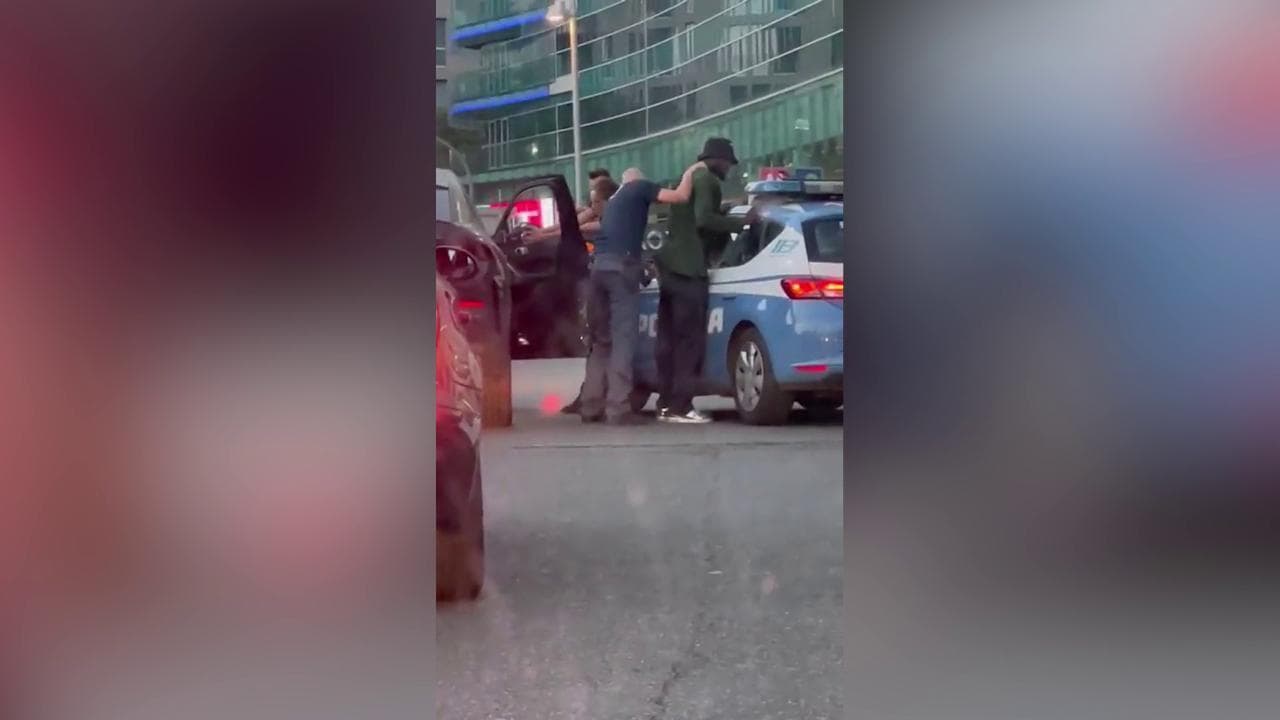 Bakayoko fermato dalla polizia con pistola puntata sull'auto: il calciatore del Milan scambiato per un sospetto