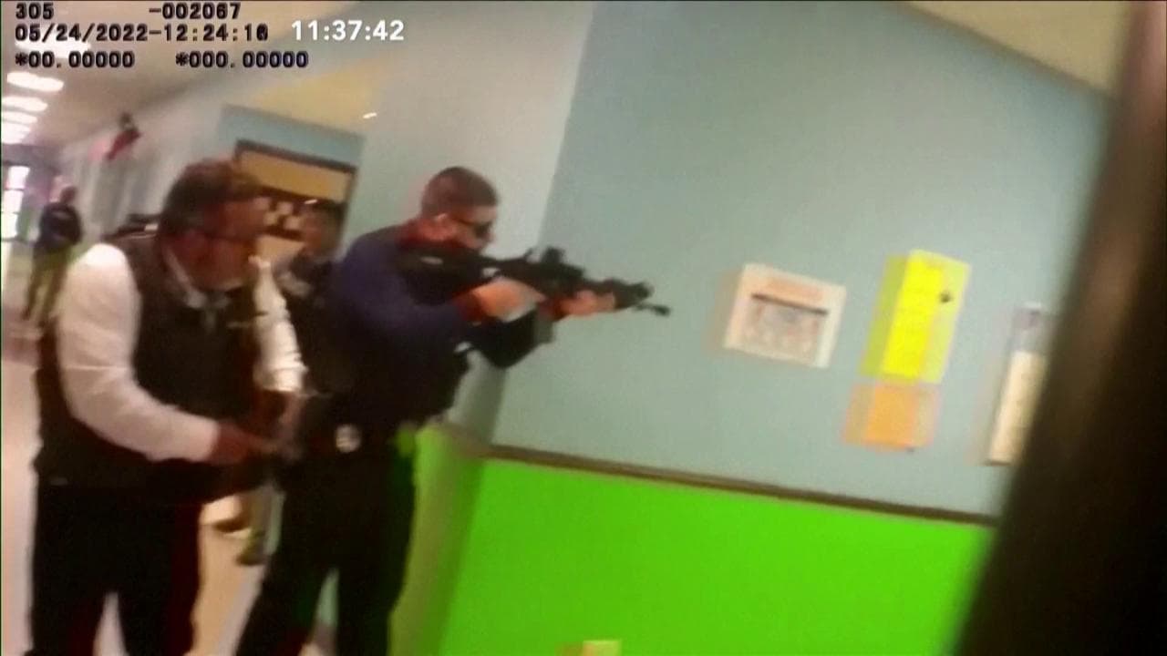 Uvalde, agenti impacciati e smarriti nella scuola: nuovi video mostrano il caos dell'operazione di polizia