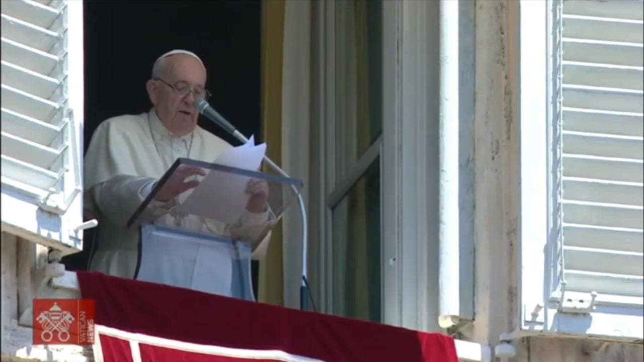 Papa Francesco saluta i ragazzi di Giffoni durante l'Angelus da piazza San Pietro