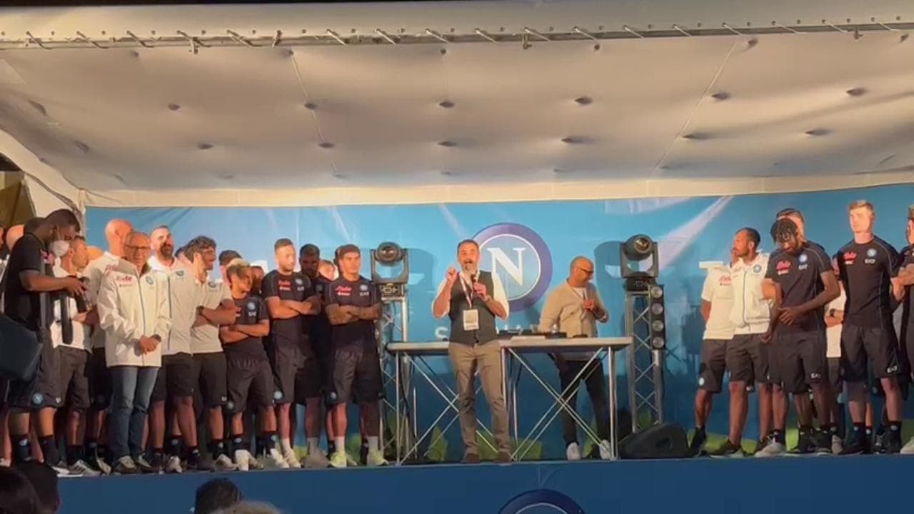Napoli, De Laurentiis fischiato dai tifosi di fronte alla squadra nel ritiro di Dimaro