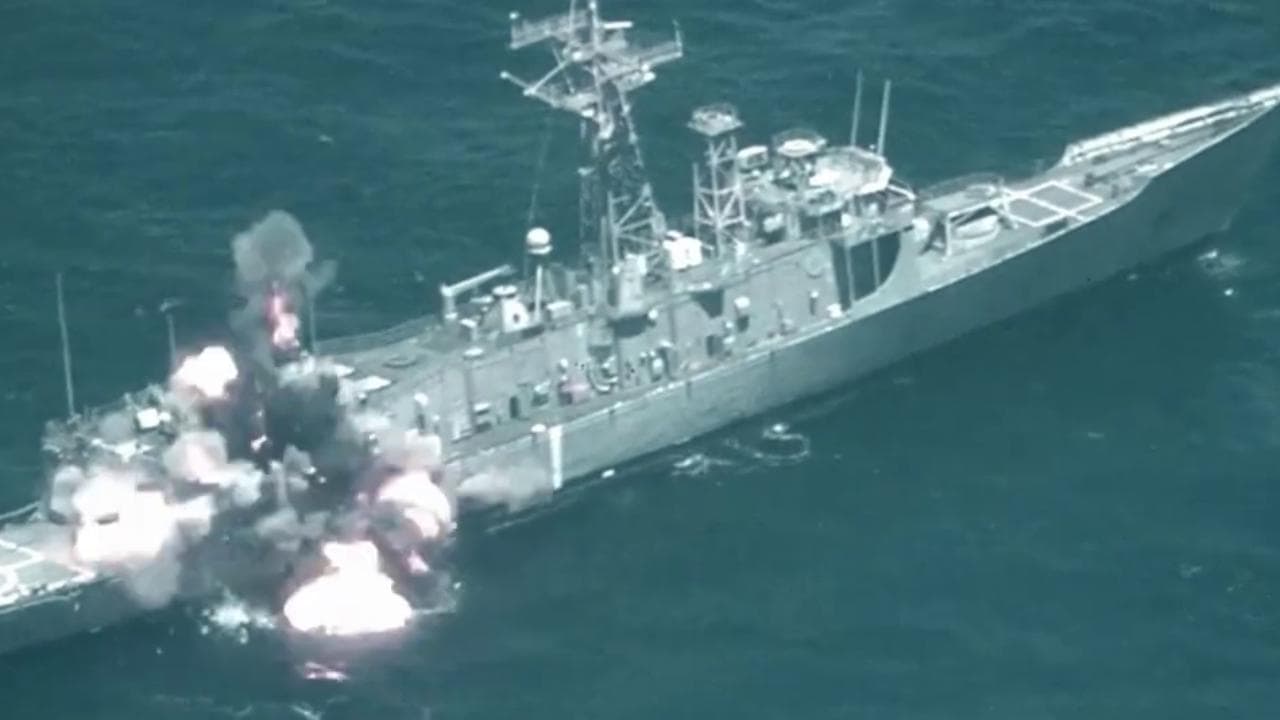 Hawaii - Bombe e missili su una fregata statunitense (dismessa): l'esercitazione è come un film