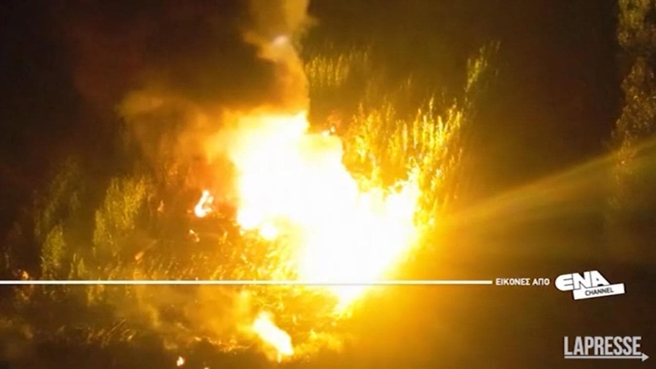 Aereo cargo si schianta in Grecia, il velivolo ucraino trasportava armi: le immagini del disastro