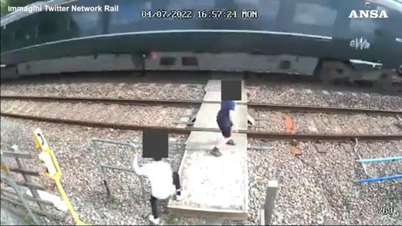 Gb, paura a Grove: bambini ballano sui binari al passaggio di un treno ad alta velocità