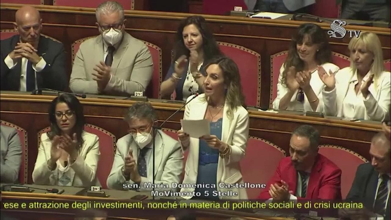 "Buffoni!", cori contro i senatori M5s dopo l'annuncio del non voto alla fiducia