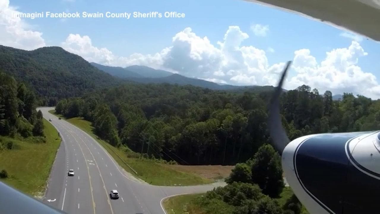 Usa, aeroplano in emergenza atterra in autostrada: il pilota riesce ad evitare le auto