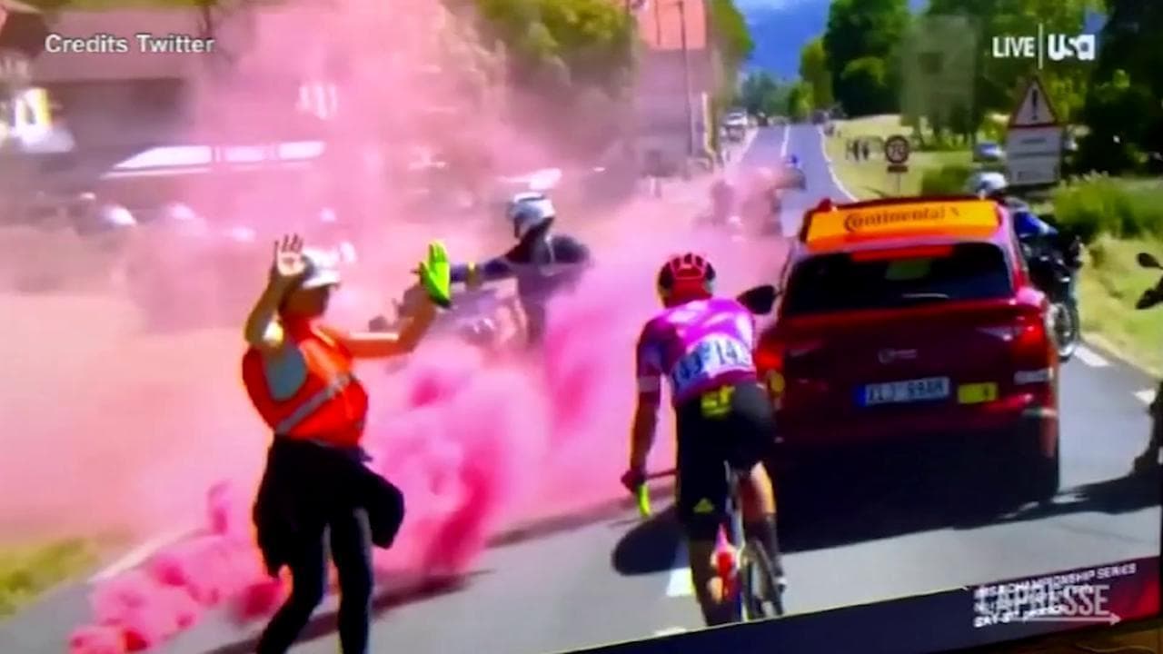 Ciclismo, manifestanti lungo la strada: interrotta la decima tappa del Tour de France