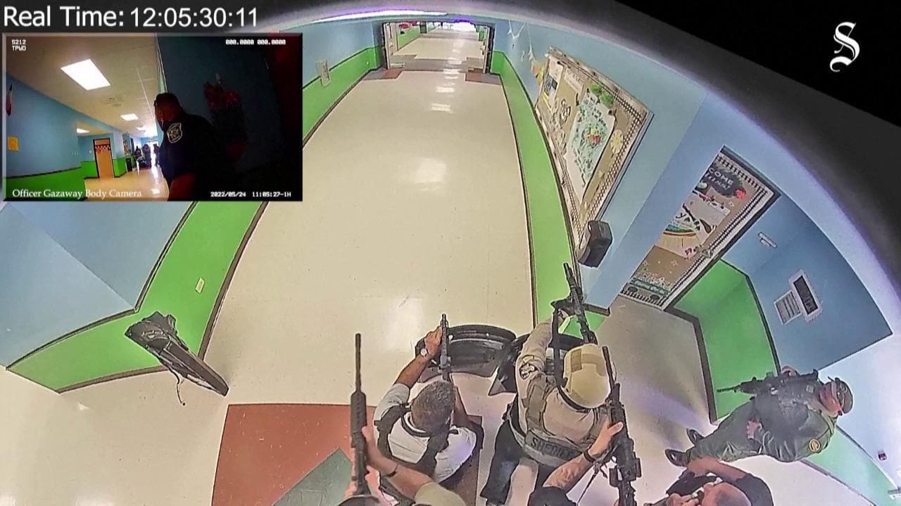 Strage Uvalde, i poliziotti fermi nella scuola mentre il killer spara: il video dalle telecamere di sicurezza