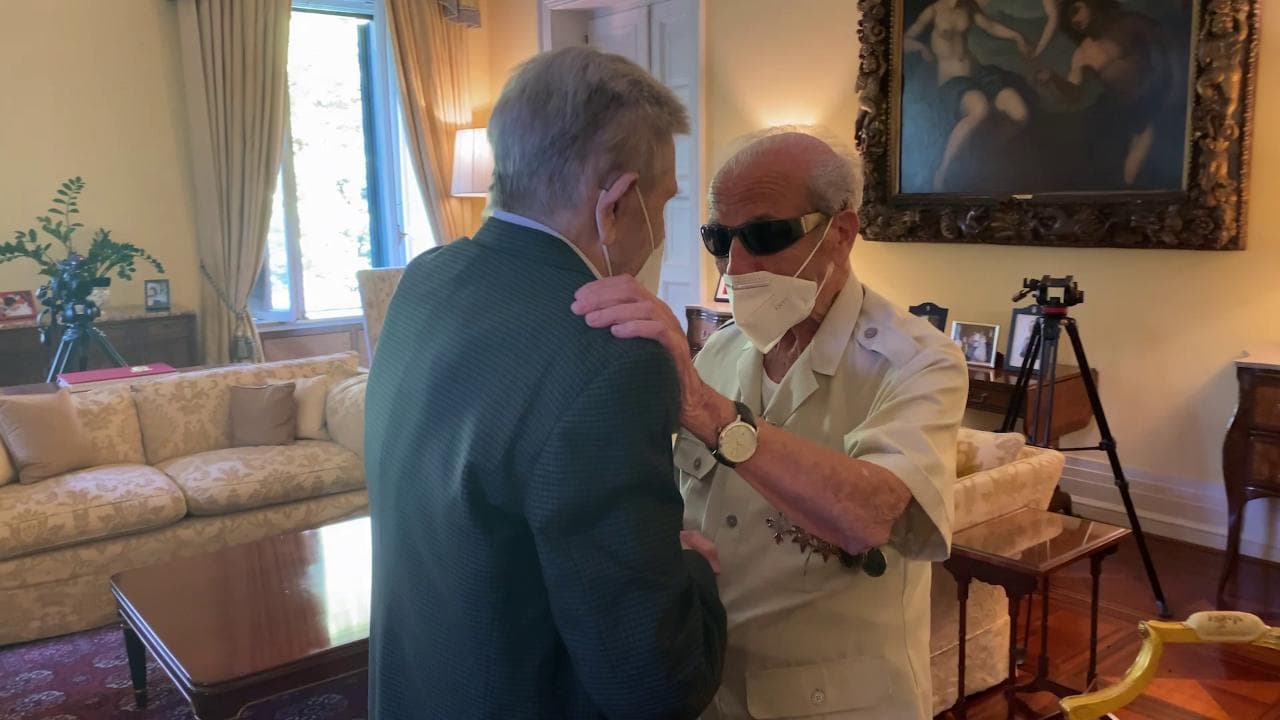 L'abbraccio tra Harry e Gianfranco: gli ultimi due veterani della guerra al nazifascismo si raccontano