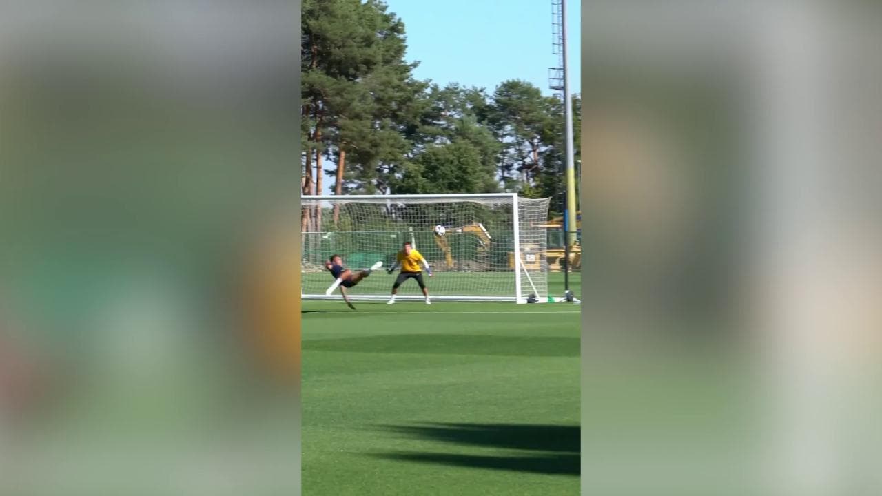 Inter, la splendida rovesciata di Lautaro Martinez in allenamento