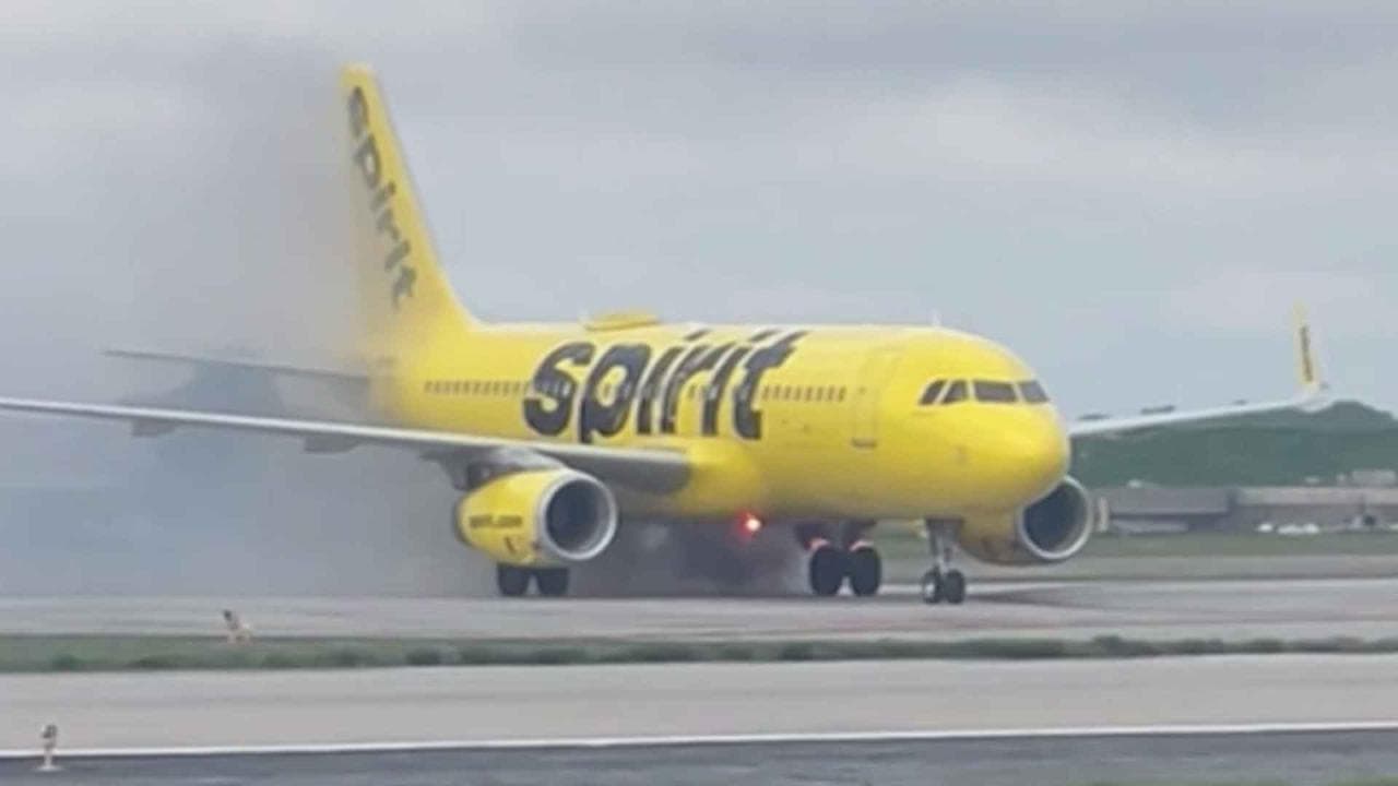 Usa, aereo della Spirit Airlines prende fuoco durante l'atterraggio: il velivolo avvolto dal fumo