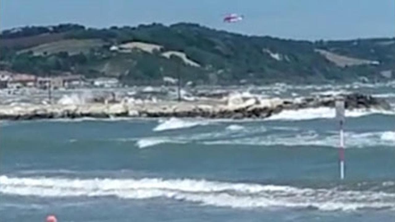 Fano, l'elicottero dei soccorsi arriva nella zona dell'incidente