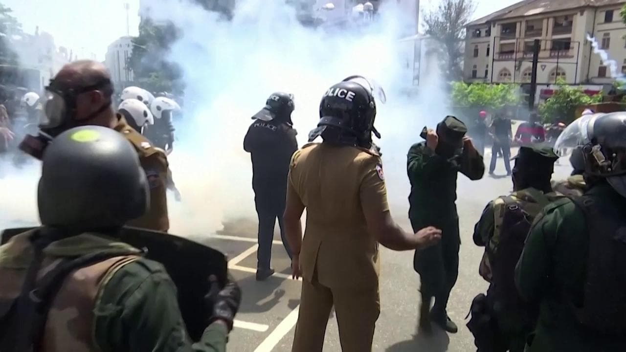 Sri Lanka, dilagano le proteste antigovernative: la polizia lancia gas lacrimogeni