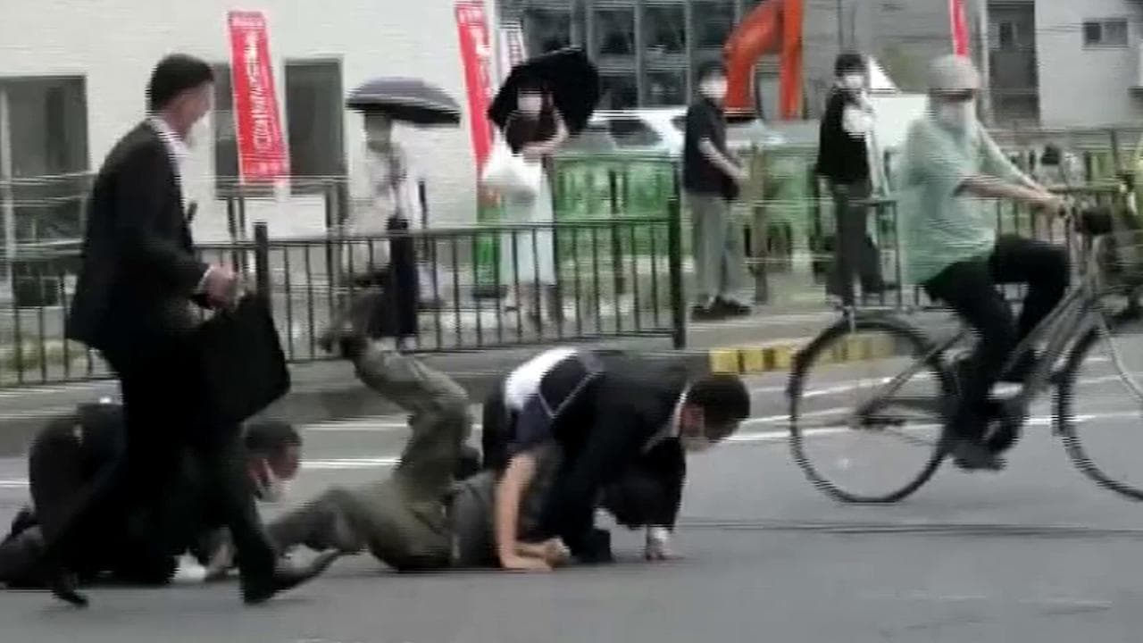Giappone, ucciso durante un comizio l'ex premier Abe: il momento dell' arresto dell'attentatore