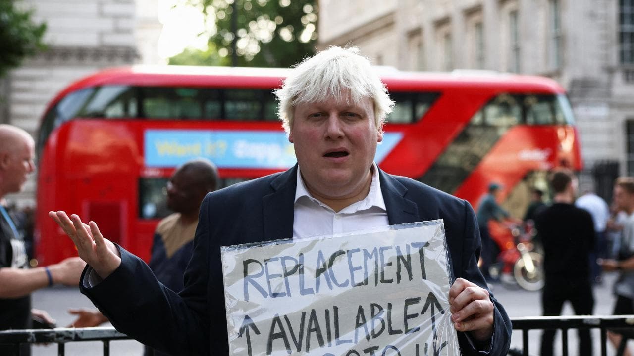 Londra, proteste contro Boris Johnson: manifestanti chiedono le dimissioni. E spunta anche il sosia del premier
