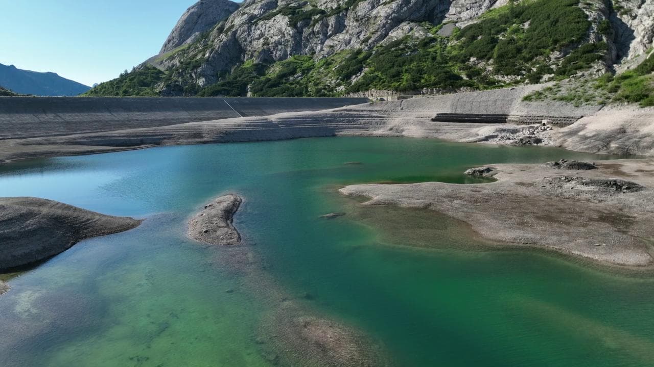Siccità ai piedi della Marmolada: il lago Fedaia ripreso dal drone