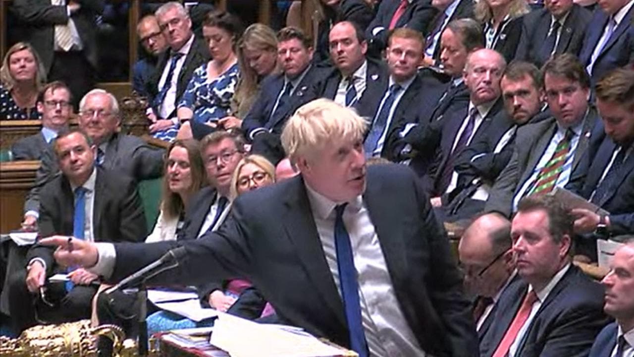 Regno Unito, Johnson si difende: "In un momento difficile un governo deve andare avanti"
