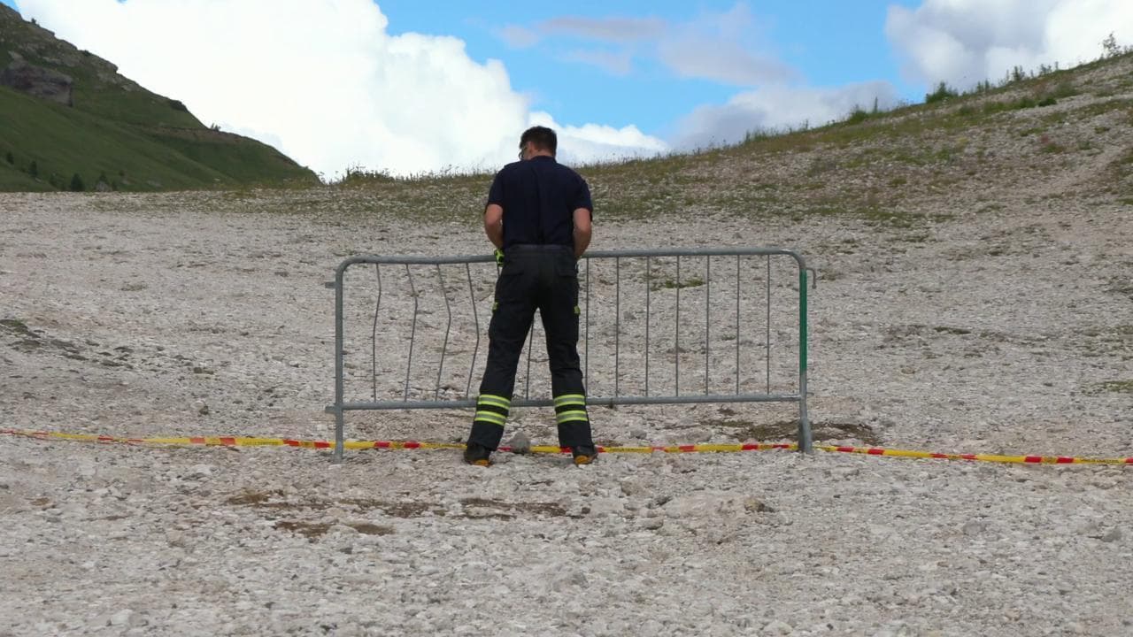 Marmolada, divieti e transenne sui sentieri: chiusi gli accessi alla montagna