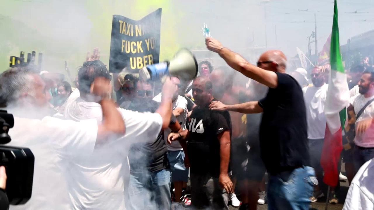 Roma, migliaia di tassisti in corteo: "Difendiamo il nostro lavoro, non chiamateci lobby"