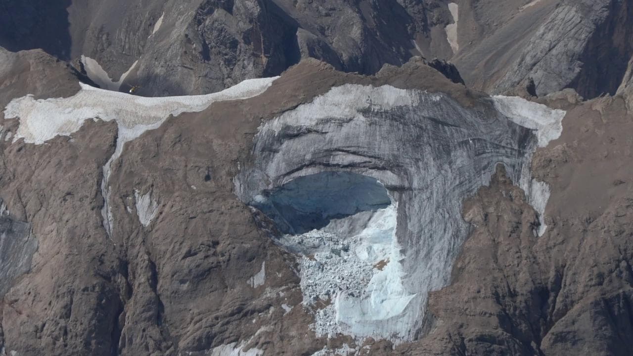 Crollo Marmolada, il punto del distacco ripreso dall'elicottero