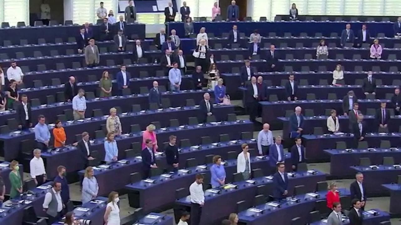 Il minuto di silenzio del Parlamento Ue per le vittime delle tragedie della Marmolada e di Copenaghen