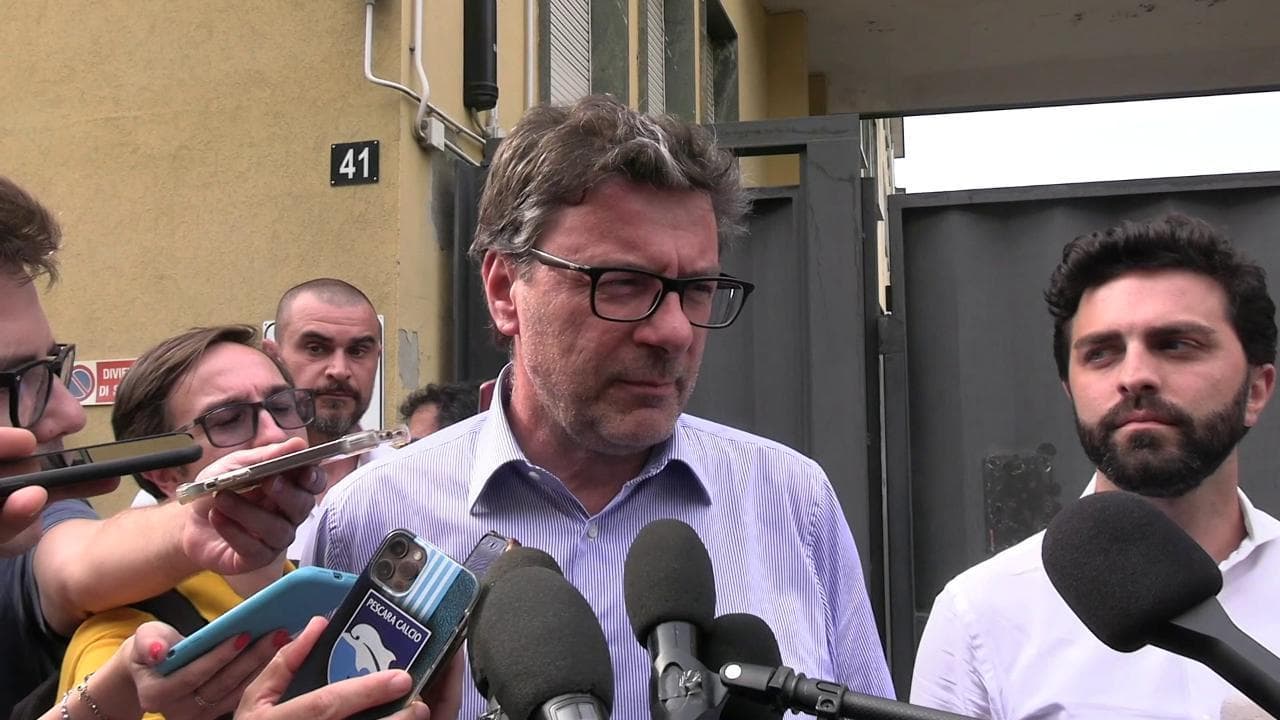 Al Vertice della Lega Salvini evita la stampa, i dirigenti: "Aveva la maturità del figlio, leader non in discussione"