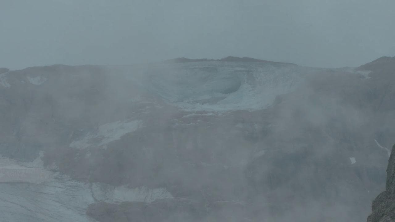Marmolada, arriva il maltempo: vista coperta da nubi e piogge, ricerche sospese