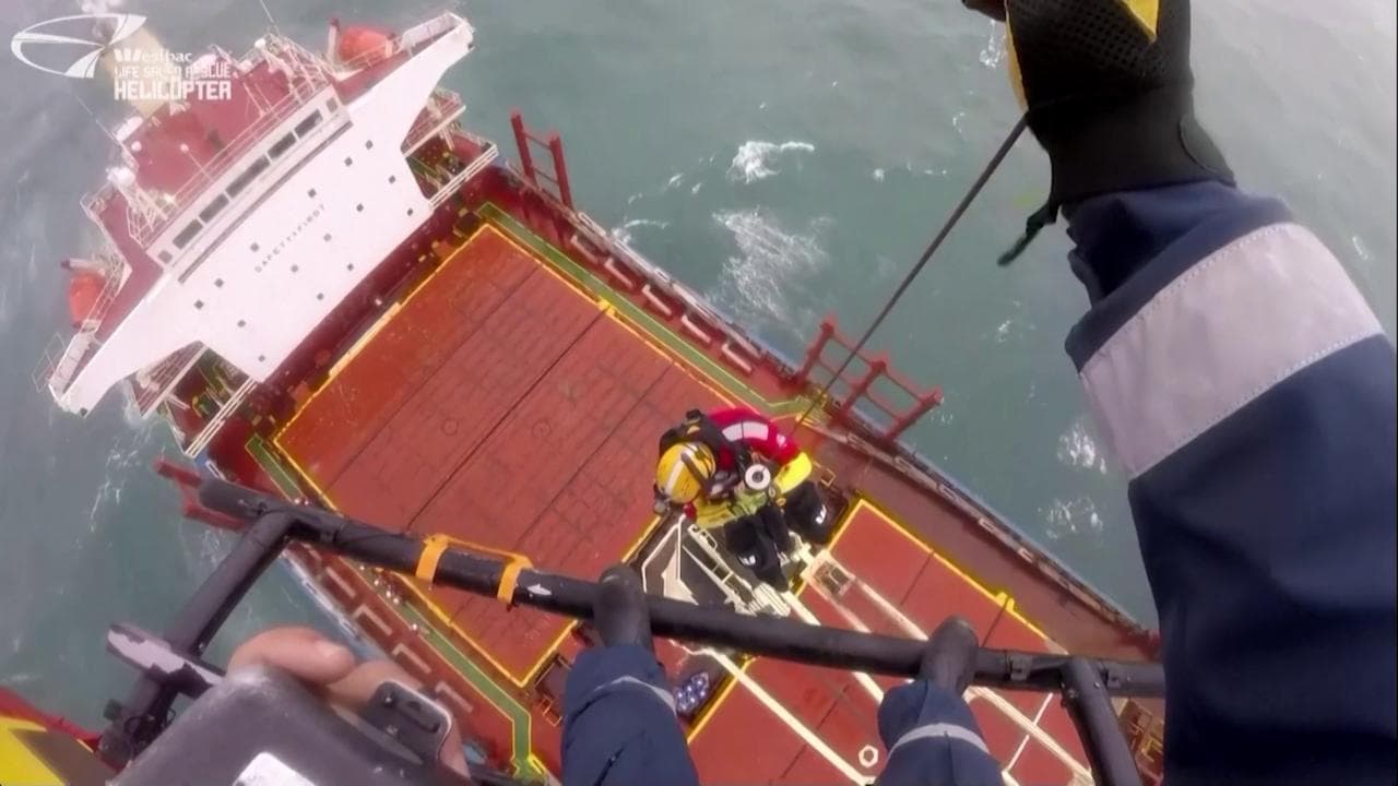 Australia, il salvataggio dall'elicottero dell'equipaggio di una nave cargo bloccata dalla burrasca